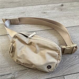 lululemon everywhere belt bag in trench